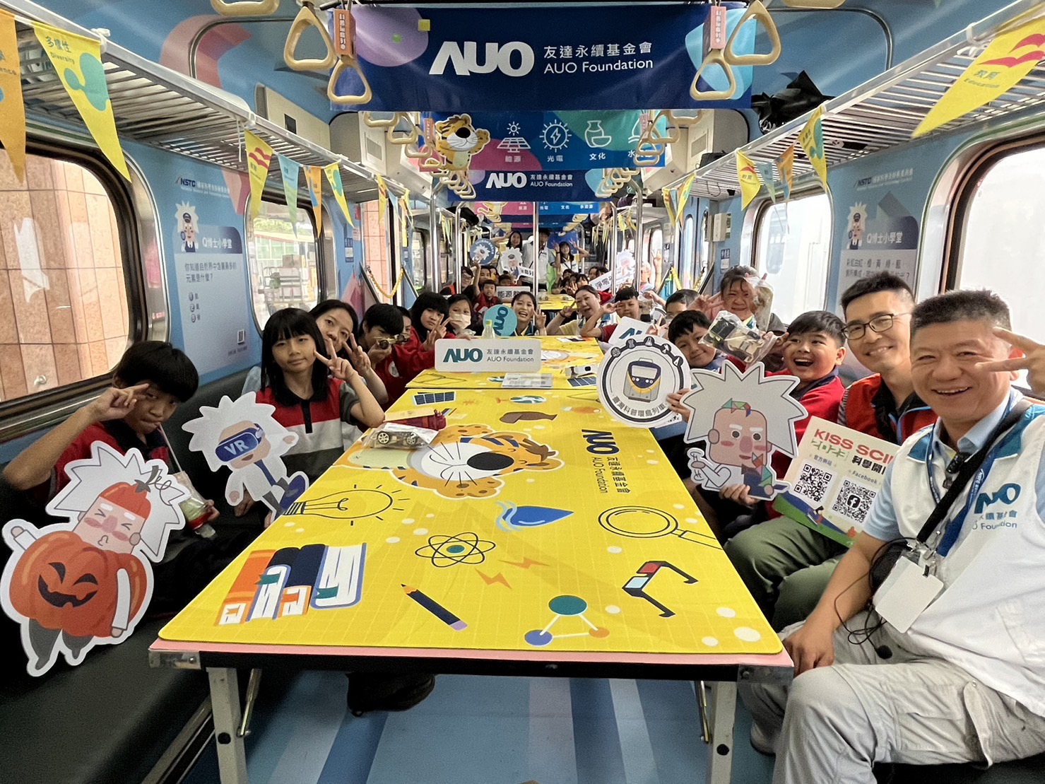 彩虹多多永續基金會參與「臺灣科普環島列車」，設計基礎科學車廂課程，以「淨零碳排和永續能源」為主題，讓學生透過創意實驗認識淨零知識，以及思考生活中的減碳行為