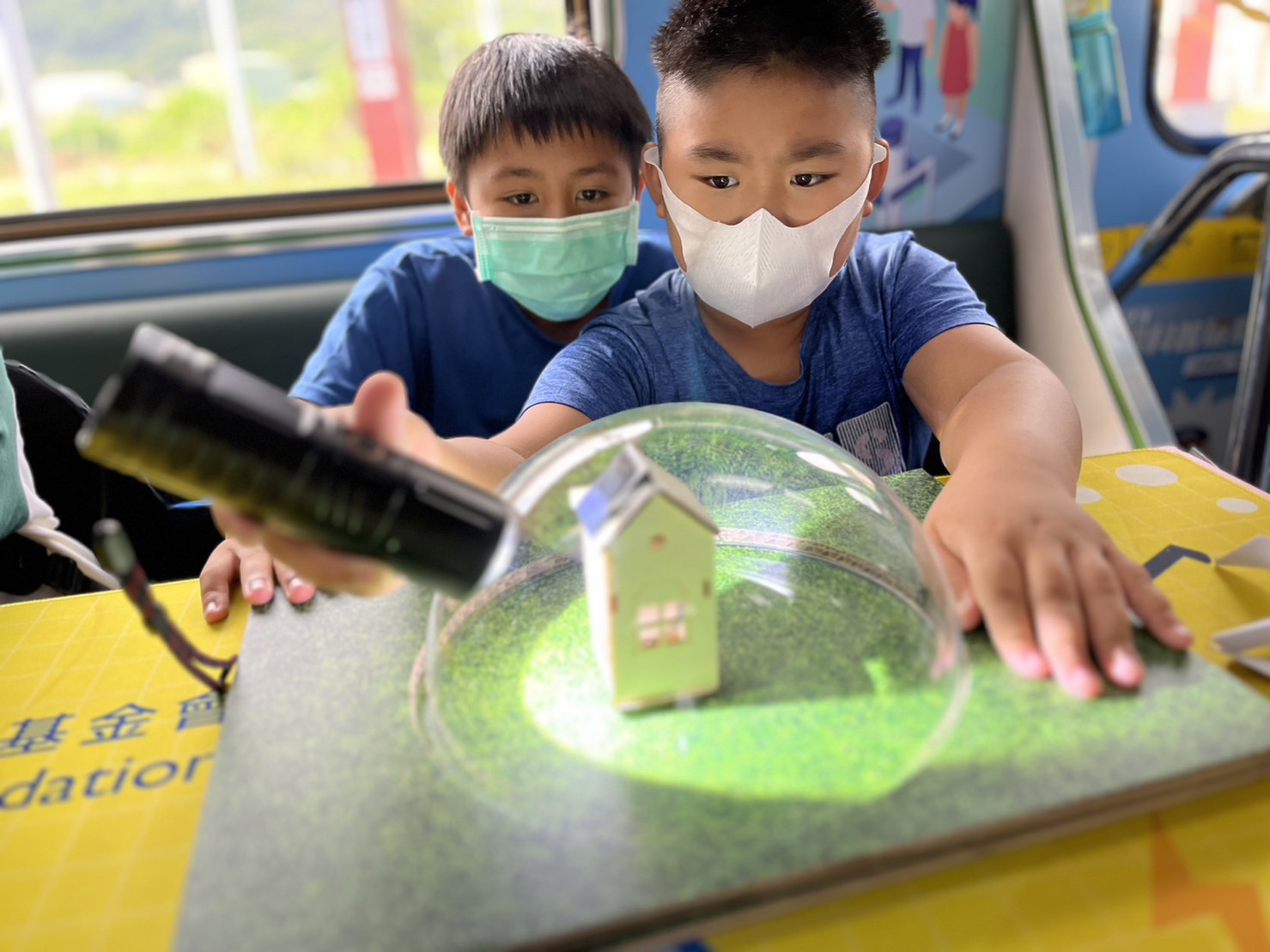 彩虹多多參與基礎科學主題車廂，以STEAM教學精神，設計「逐日科學家」、「太陽能工程師」以及「淨零建築師」三大能源科普課程和實驗