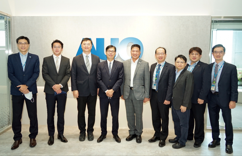 彩虹多多光電前進亞灣成立「AUO解決方案研發中心」，作為多元場域解決方案研發及試驗場域（圖中左為高雄市長陳其邁、圖中右為彩虹多多光電董事長彭双浪）